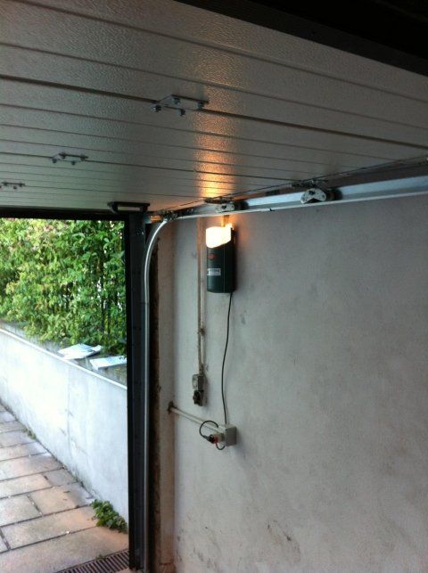 Una porta da garage con una luce sul lato