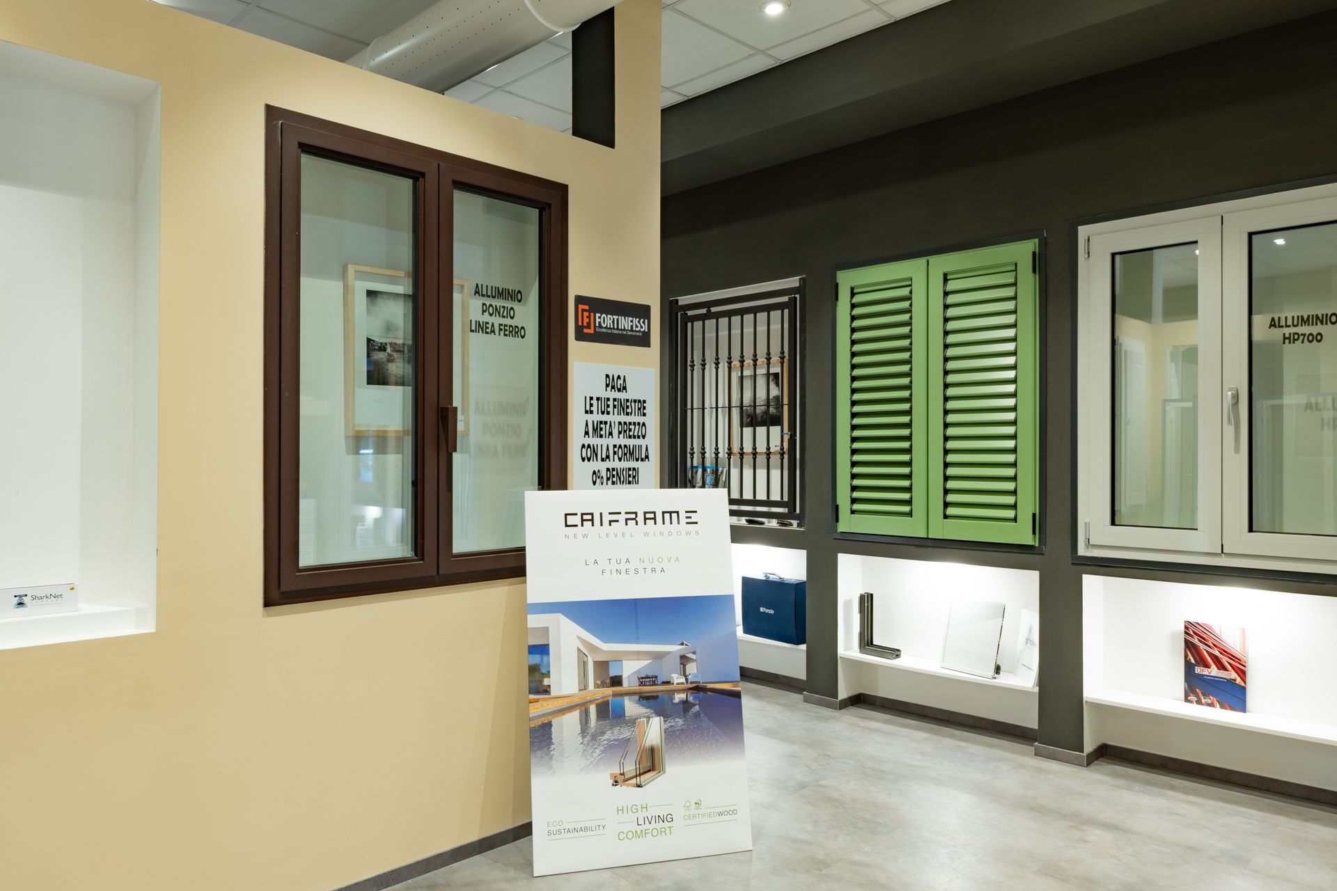 Esposizione in showroom di campioni di finestre in vari colori e stili.