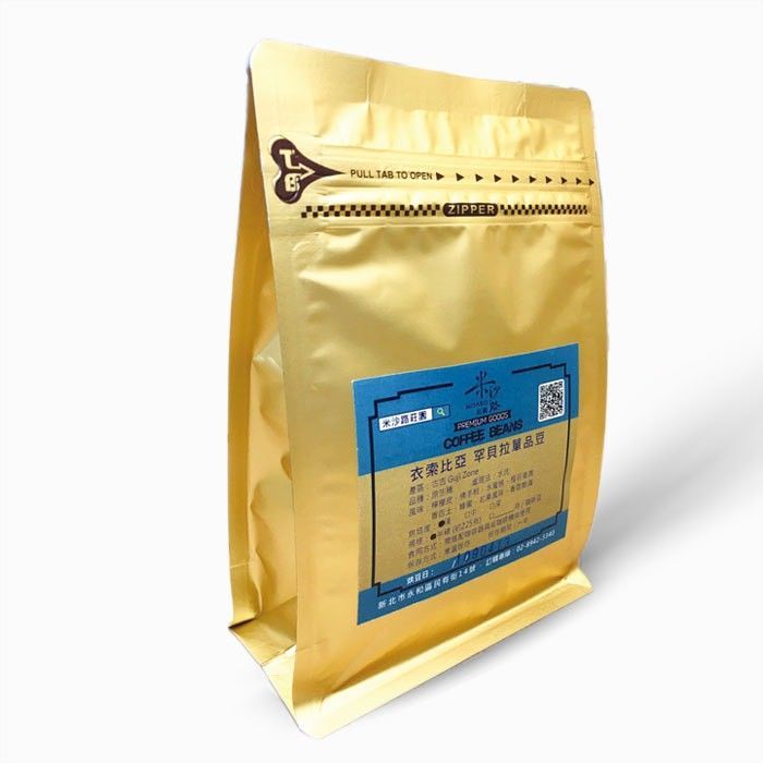 金色衣索比亞罕貝拉單品水洗咖啡豆的包裝袋，藍色標籤，內裝咖啡豆。