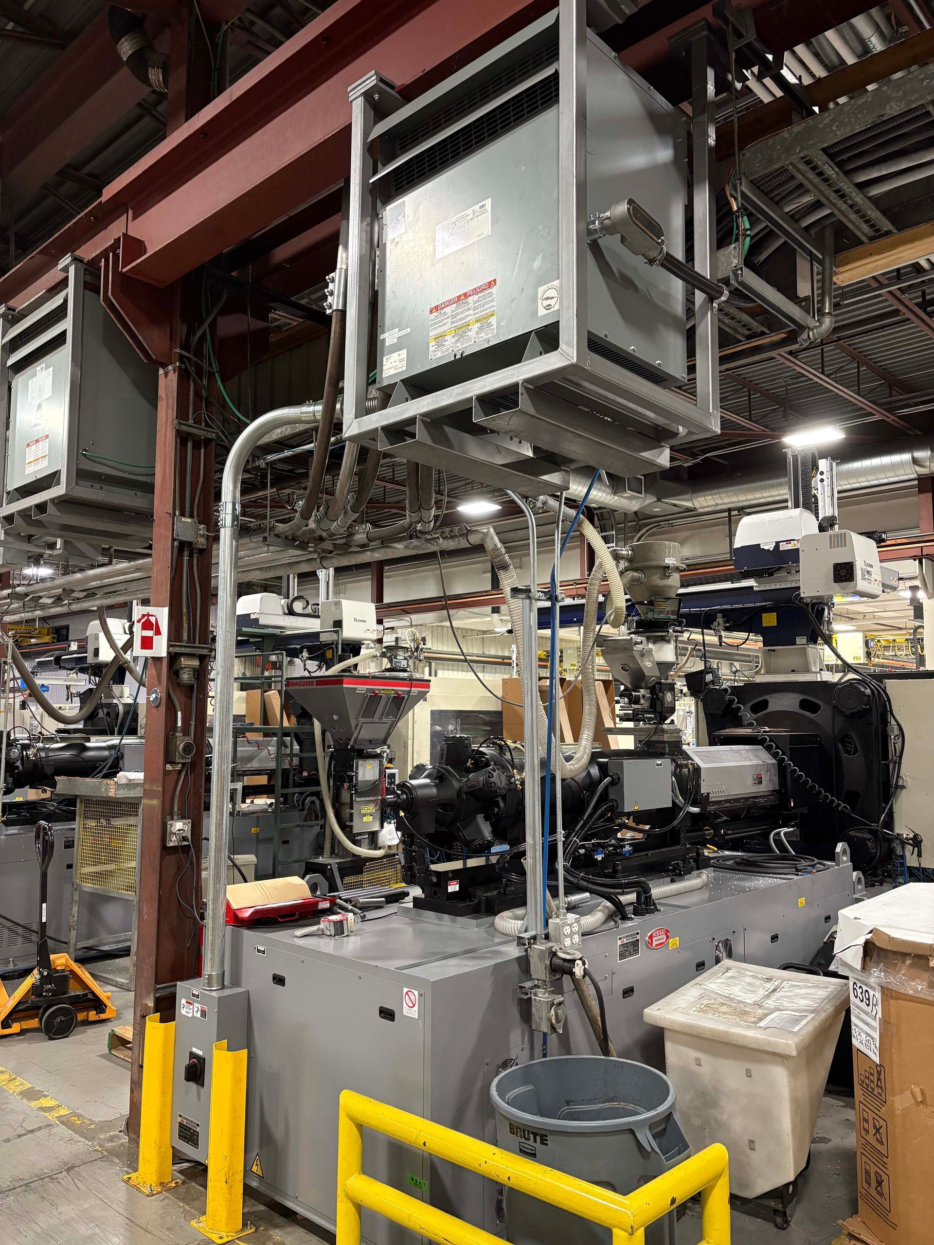 Une machine industrielle avec équipement suspendu dans une usine.