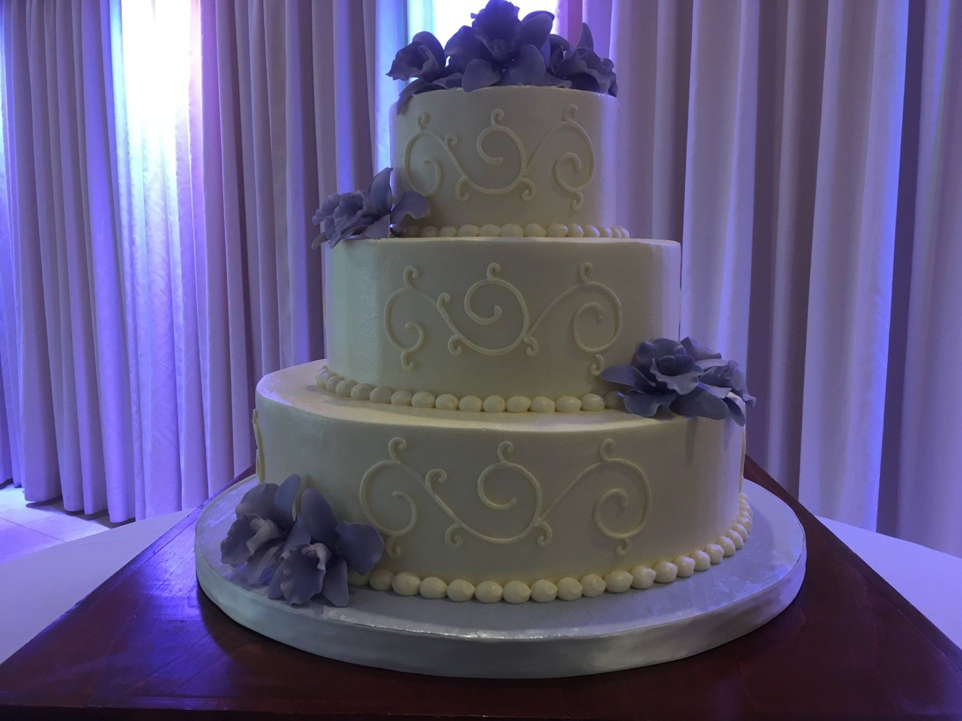 Lighting up the wedding cake