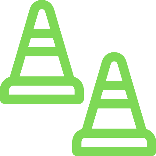 Una coppia di coni stradali verdi su sfondo bianco.