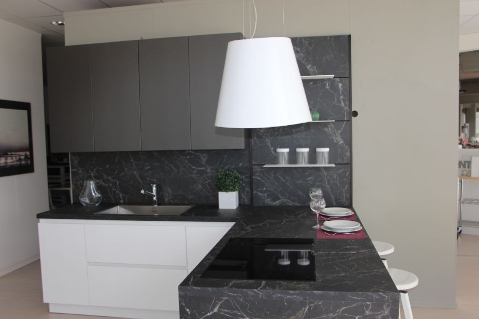 Cucina con penisola e top in marmo