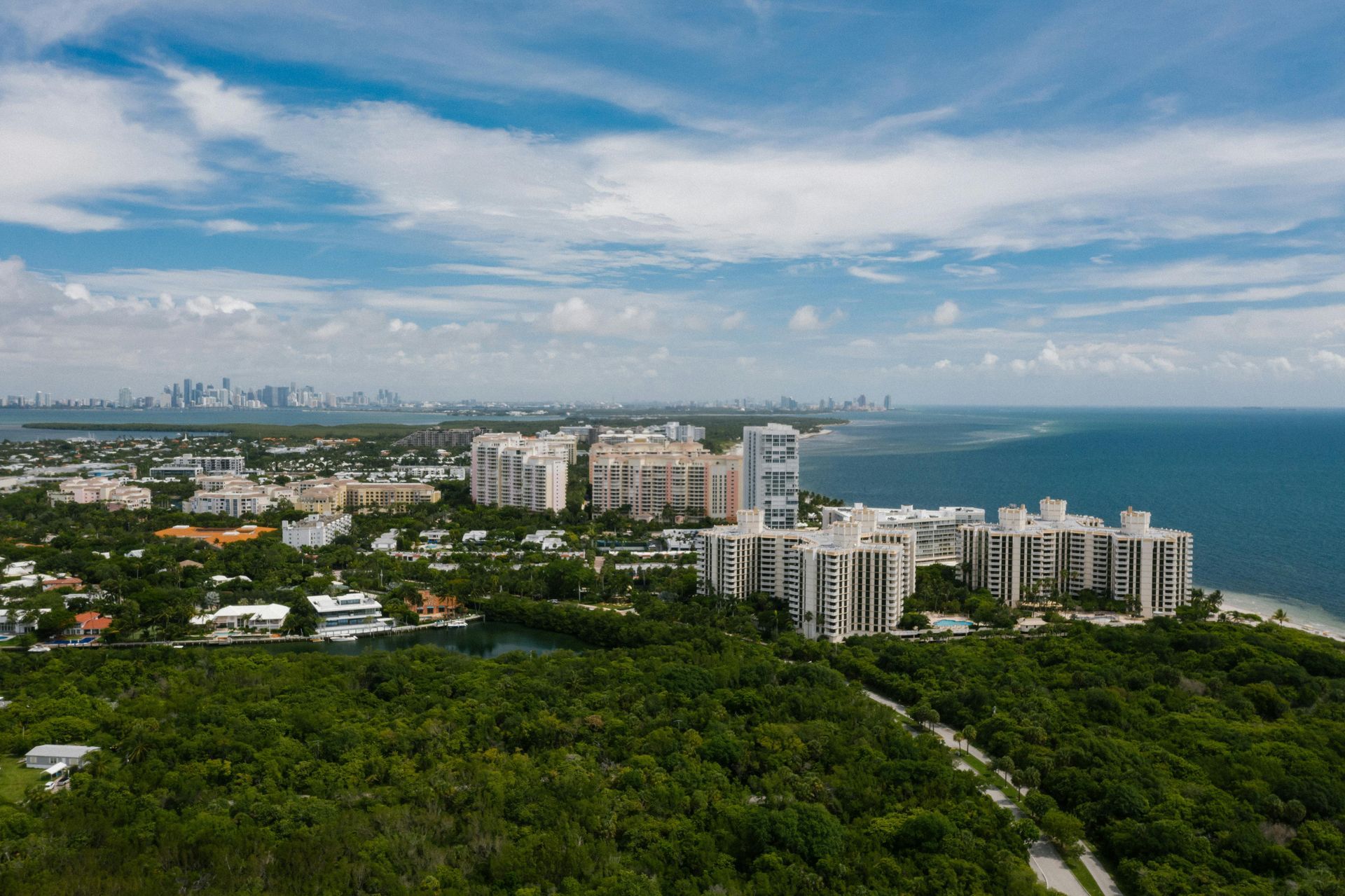 Compradores de vivienda de Florida aprendiendo sobre desglose de costos de cierre incluyendo tarifas