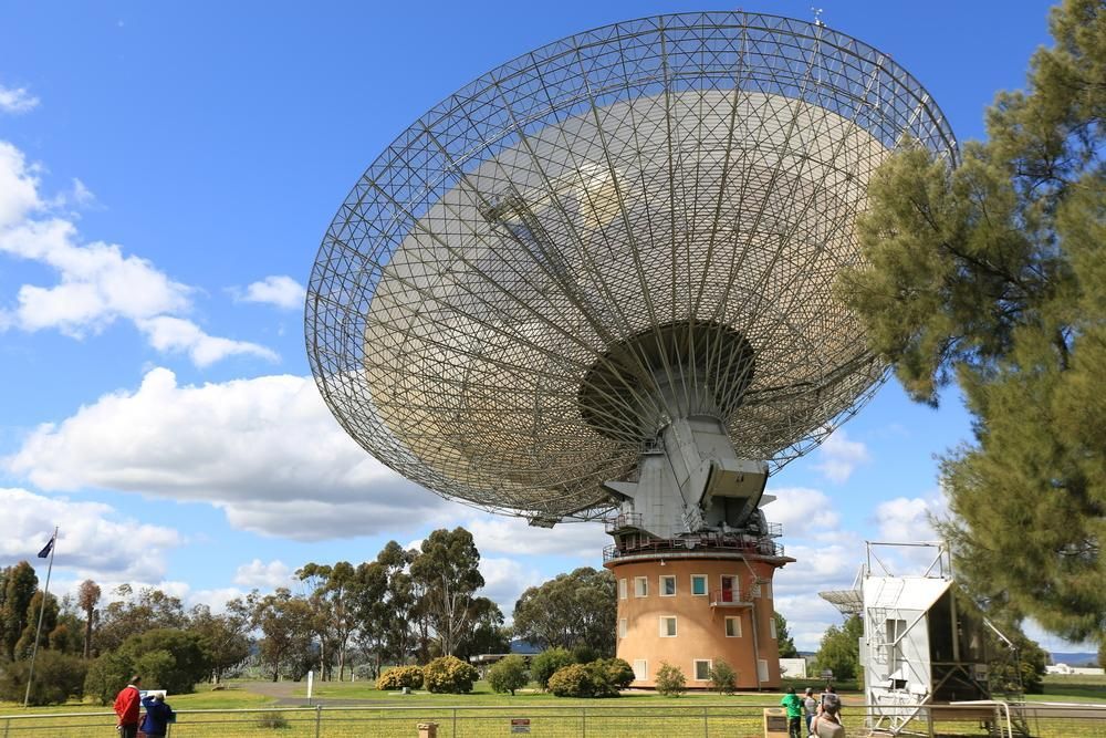 A Large Antenna Is Sitting in The Middle of A Field — Cool Blue Ice & Water in Parkes, NSW