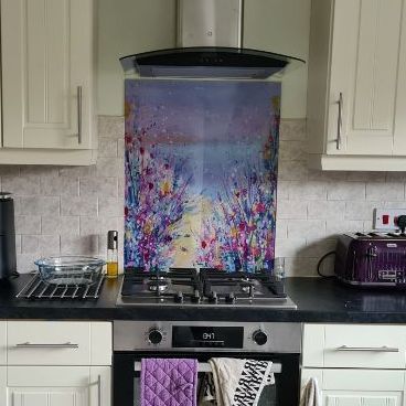 purple-flower-pattern-painted-glass-kitchen-splashback