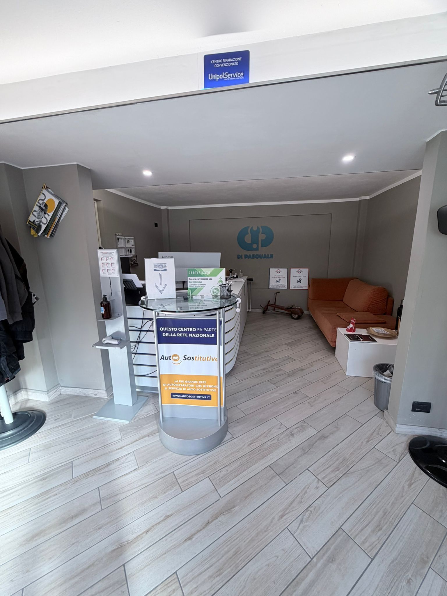 In una giornata di sole, un'Audi grigia era parcheggiata davanti all'officina Di Pasquale Autocarrozzeria.