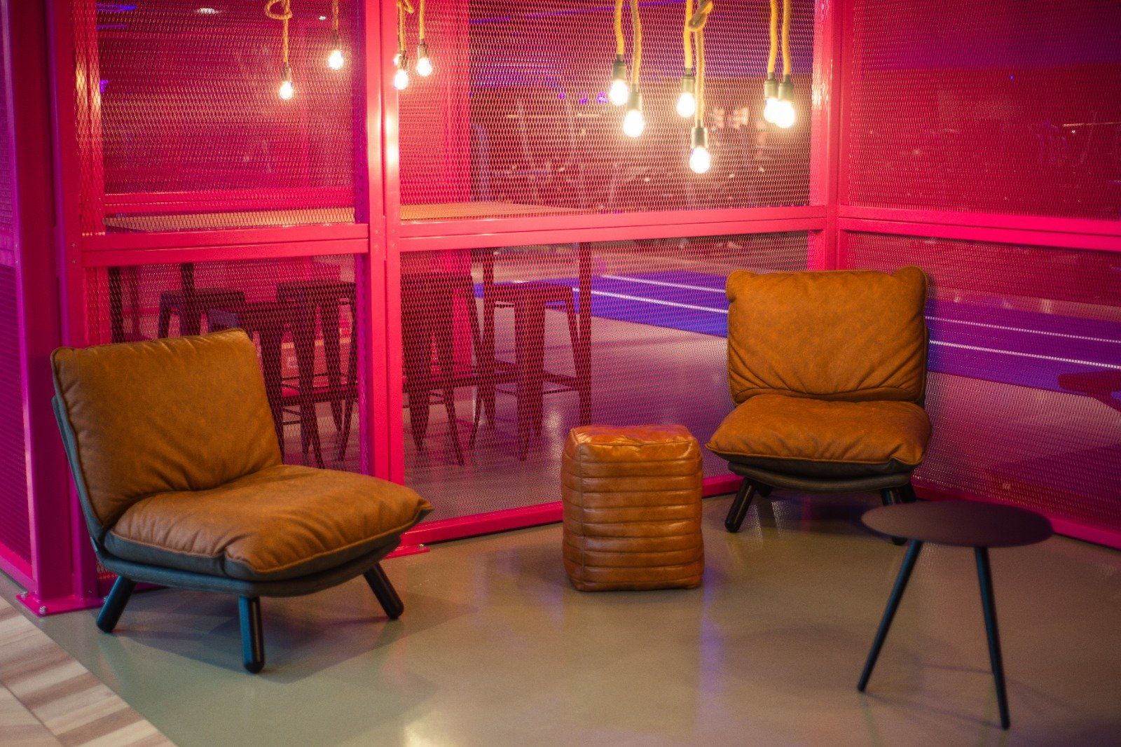 Er staan ​​twee stoelen en een tafel in de kamer.