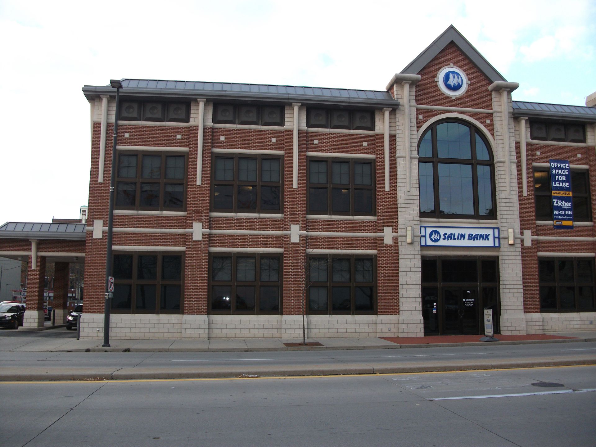 A large brick building with a sign that says credit bank