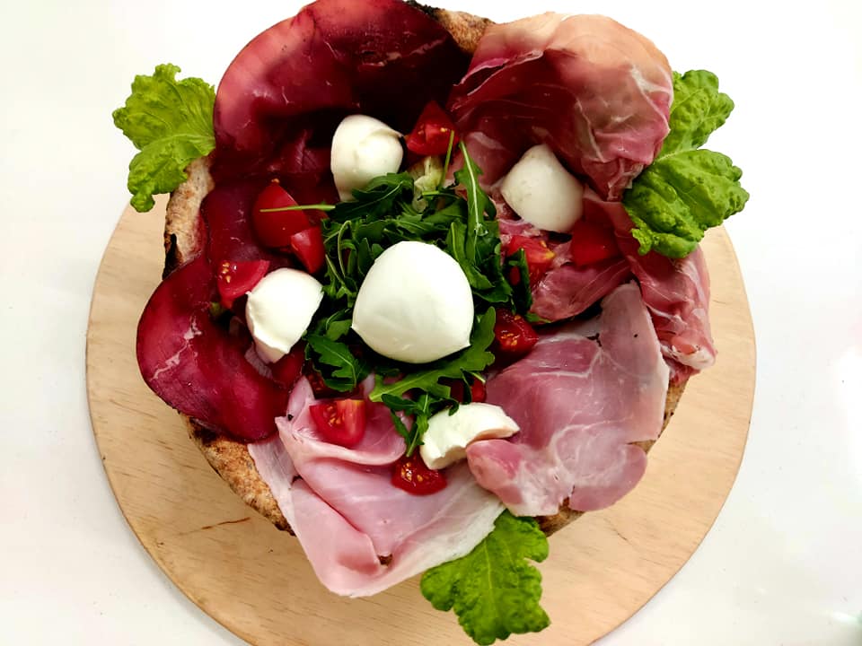 cestino di pane con affettati