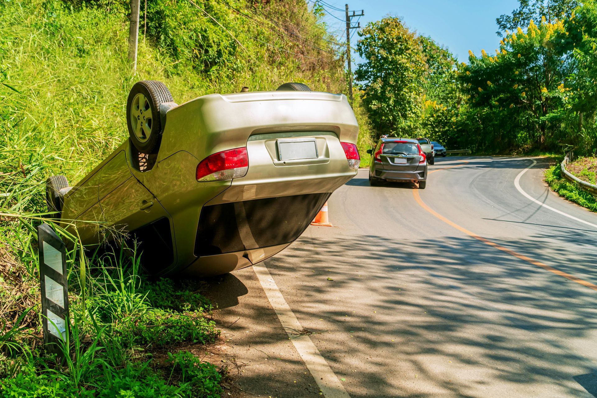 Un coche volcó al costado de la carretera.