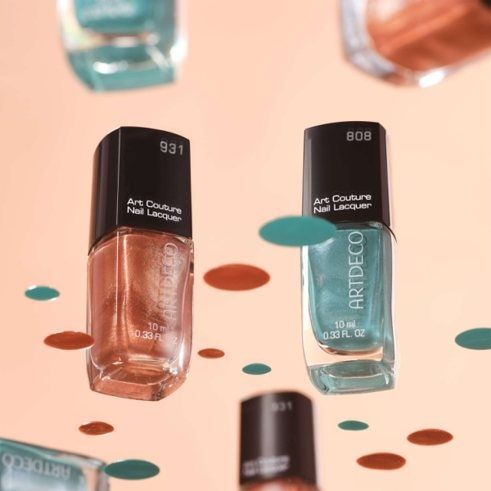 Deux bouteilles de vernis à ongles Artdeco sont posées sur une table