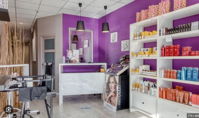 Une femme reçoit un massage du visage les yeux fermés.