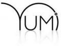 Un logo noir et blanc pour yumi avec un reflet sur fond blanc.