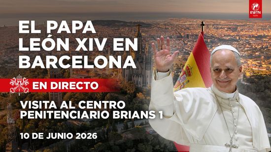 Hombre de traje con teléfono, dentro del cartel de 