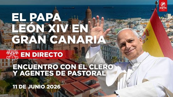 Hombre de traje con teléfono, dentro del cartel de 