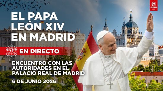 Hombre de traje con teléfono, dentro del cartel de 