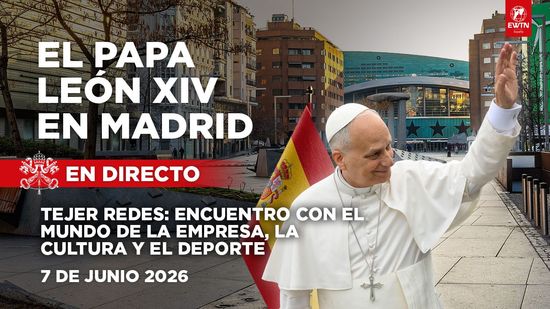 Hombre de traje con teléfono, dentro del cartel de 