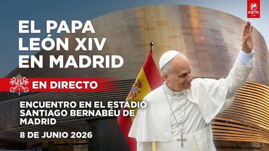 Hombre de traje con teléfono, dentro del cartel de 