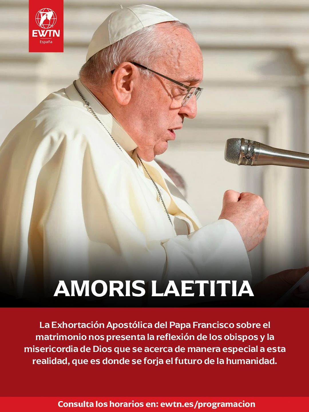 Hombre de traje con teléfono, dentro del cartel de