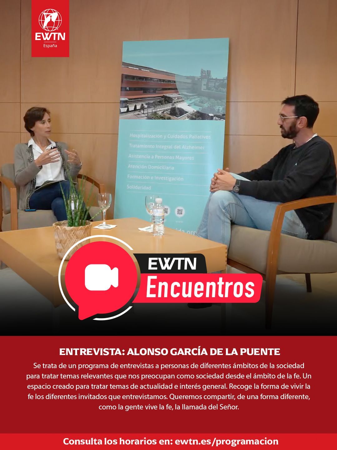 Hombre de traje con teléfono, dentro del cartel de 