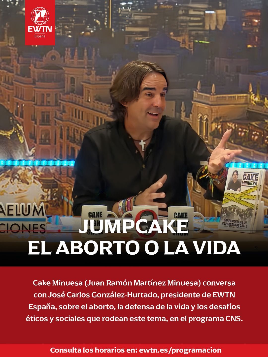 Persona con túnica blanca sosteniendo un bastón, caminando sobre una colina, con la palabra 