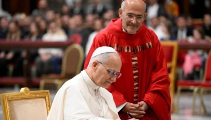 Papa León XIV firma