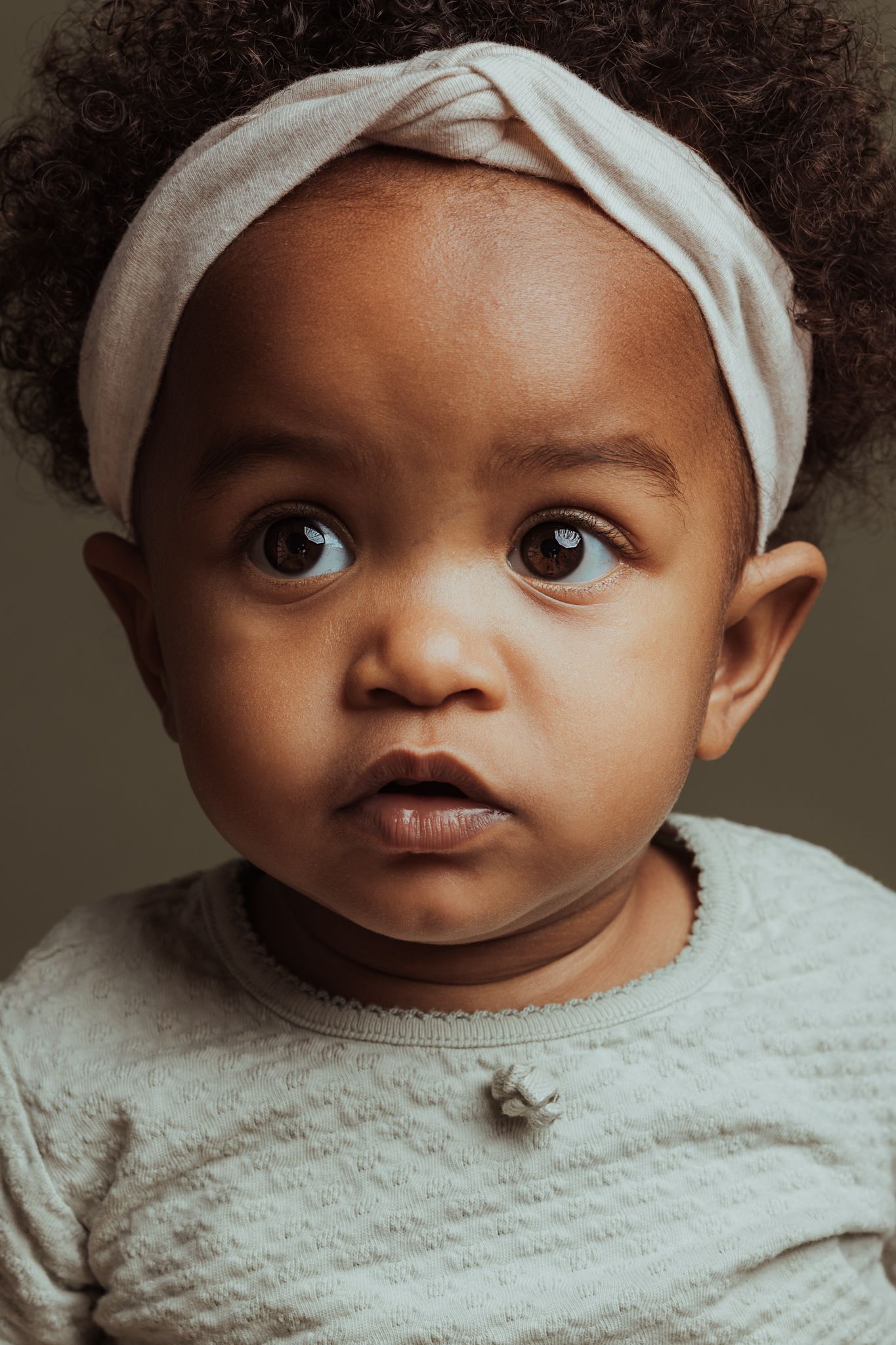 Studioportret van een babymeisje met roze haarband