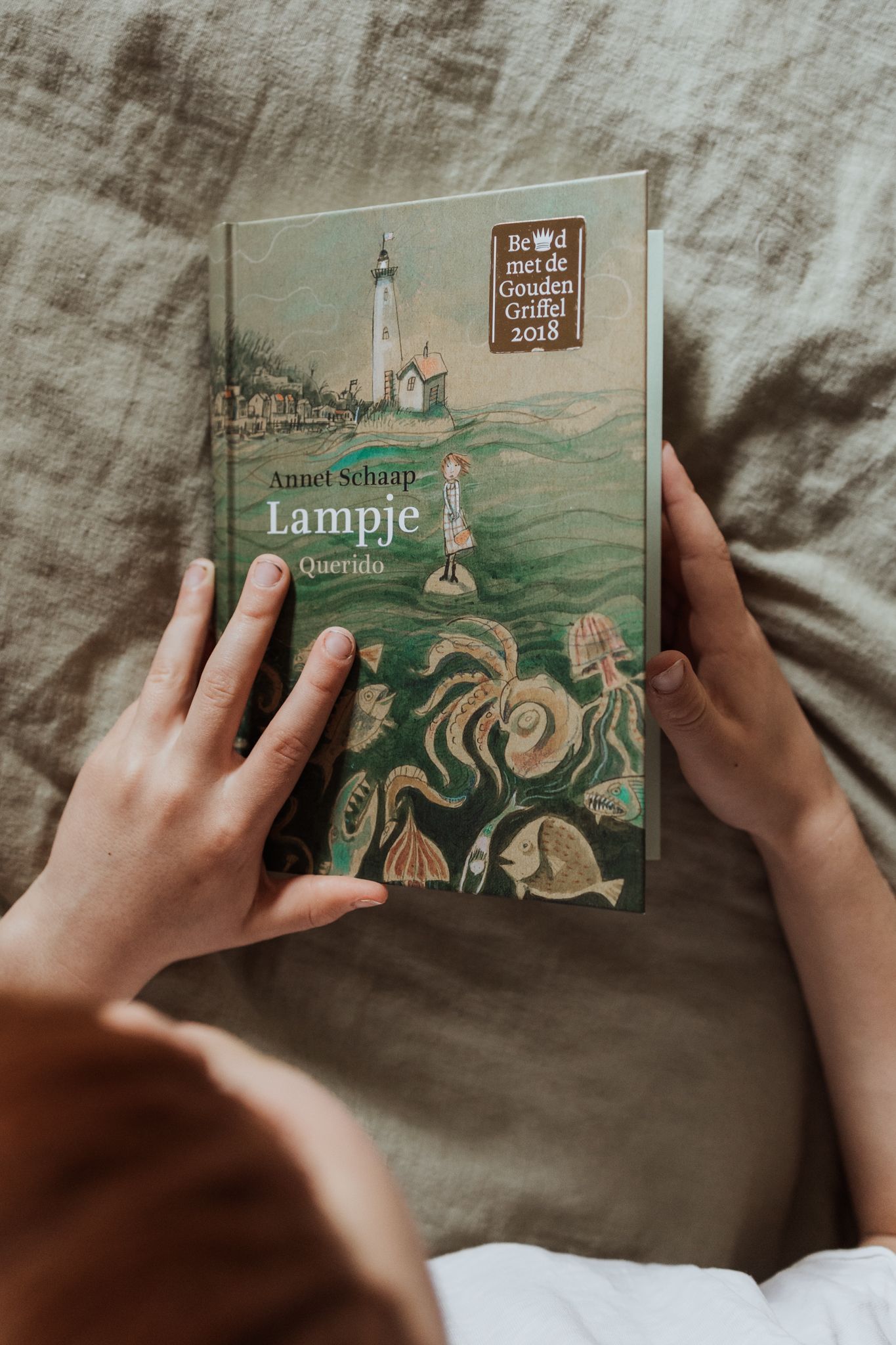 Kinderhanden openen kinderboek Lampje Kinderhanden openen kinderboek Lampje