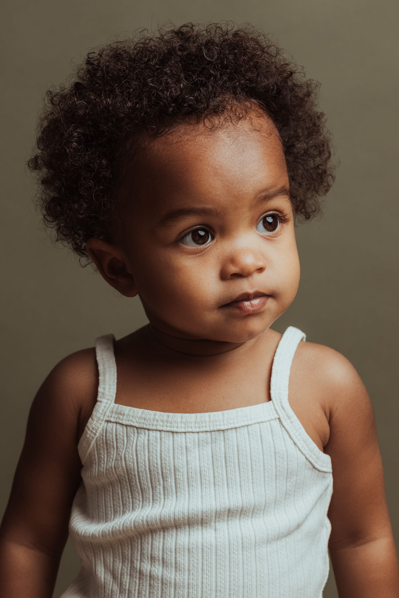 Natuurlijk kinderportret in een studio