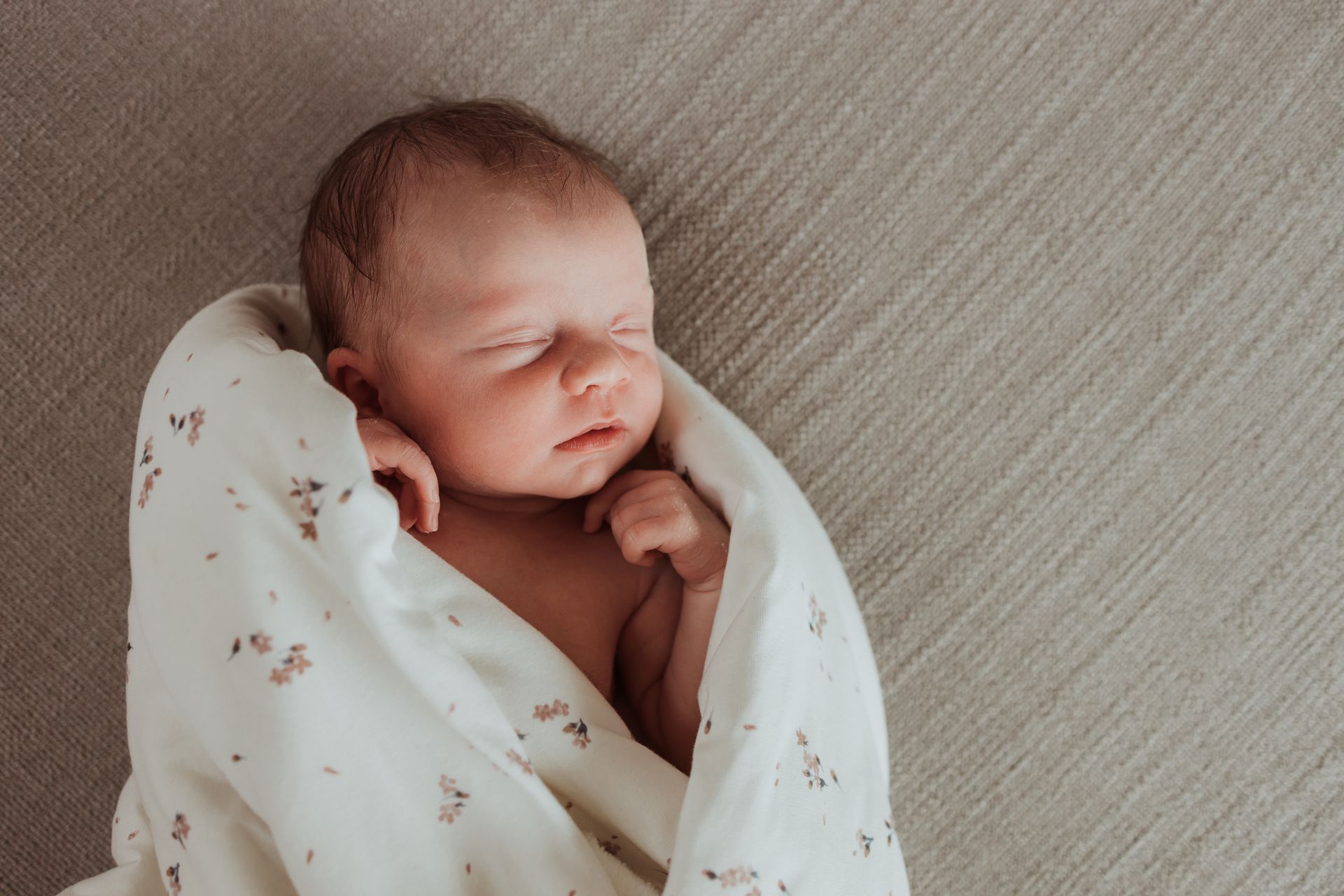 Newborn slapend in een dekentje