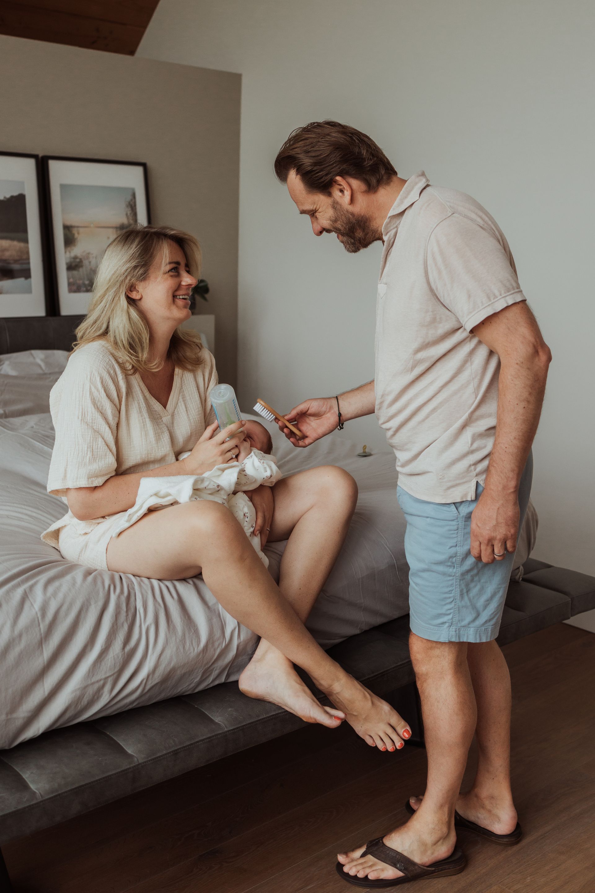 Foto van een gezin met een newborn.