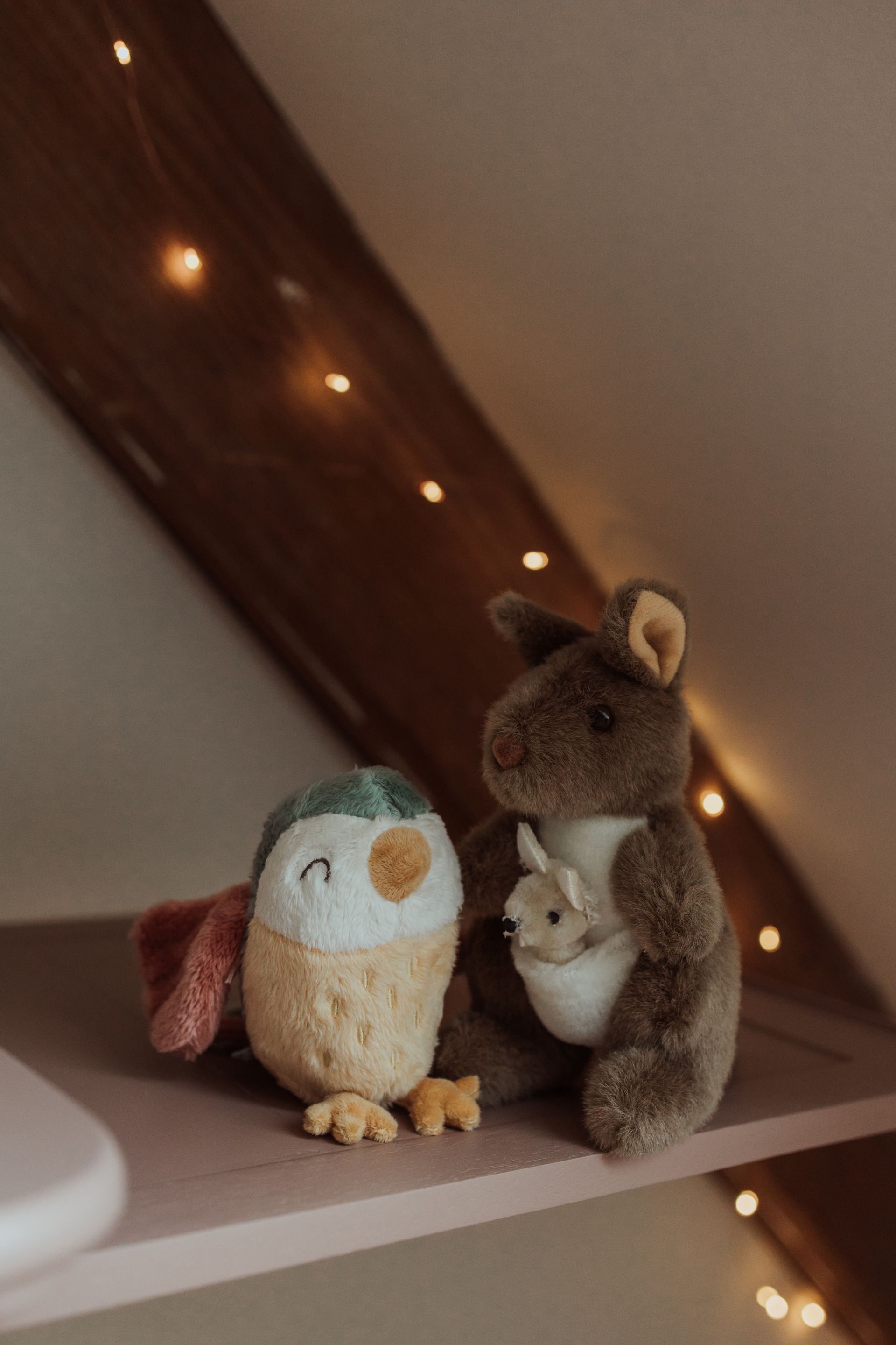 Twee knuffels op een babykamer
