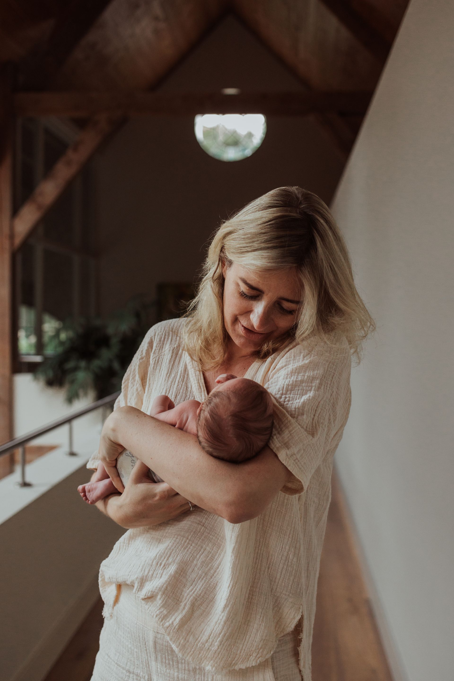 Een vrouw houdt een pasgeboren baby in haar armen.