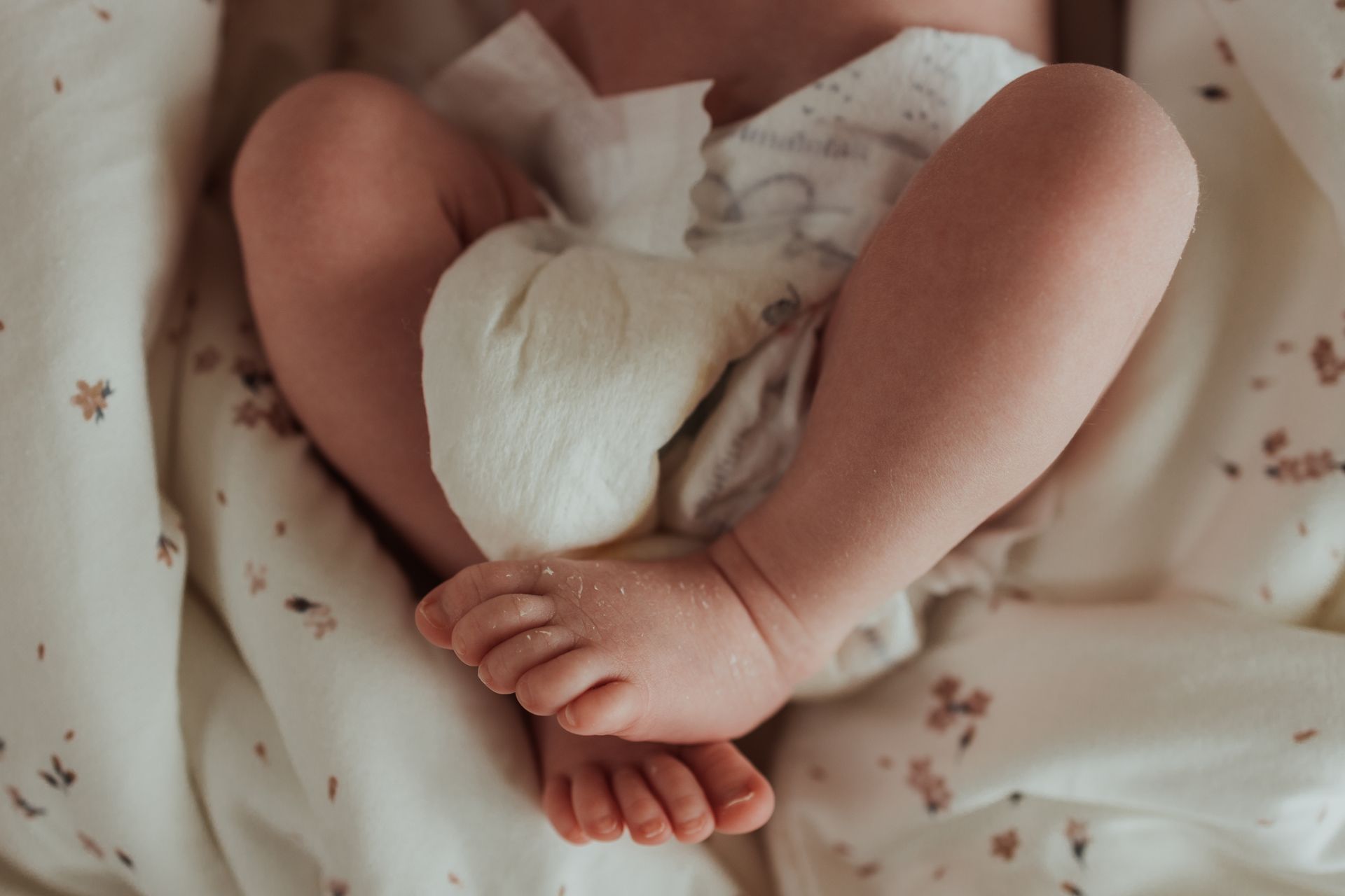 Detailfoto van pasgeboren babyvoetjes