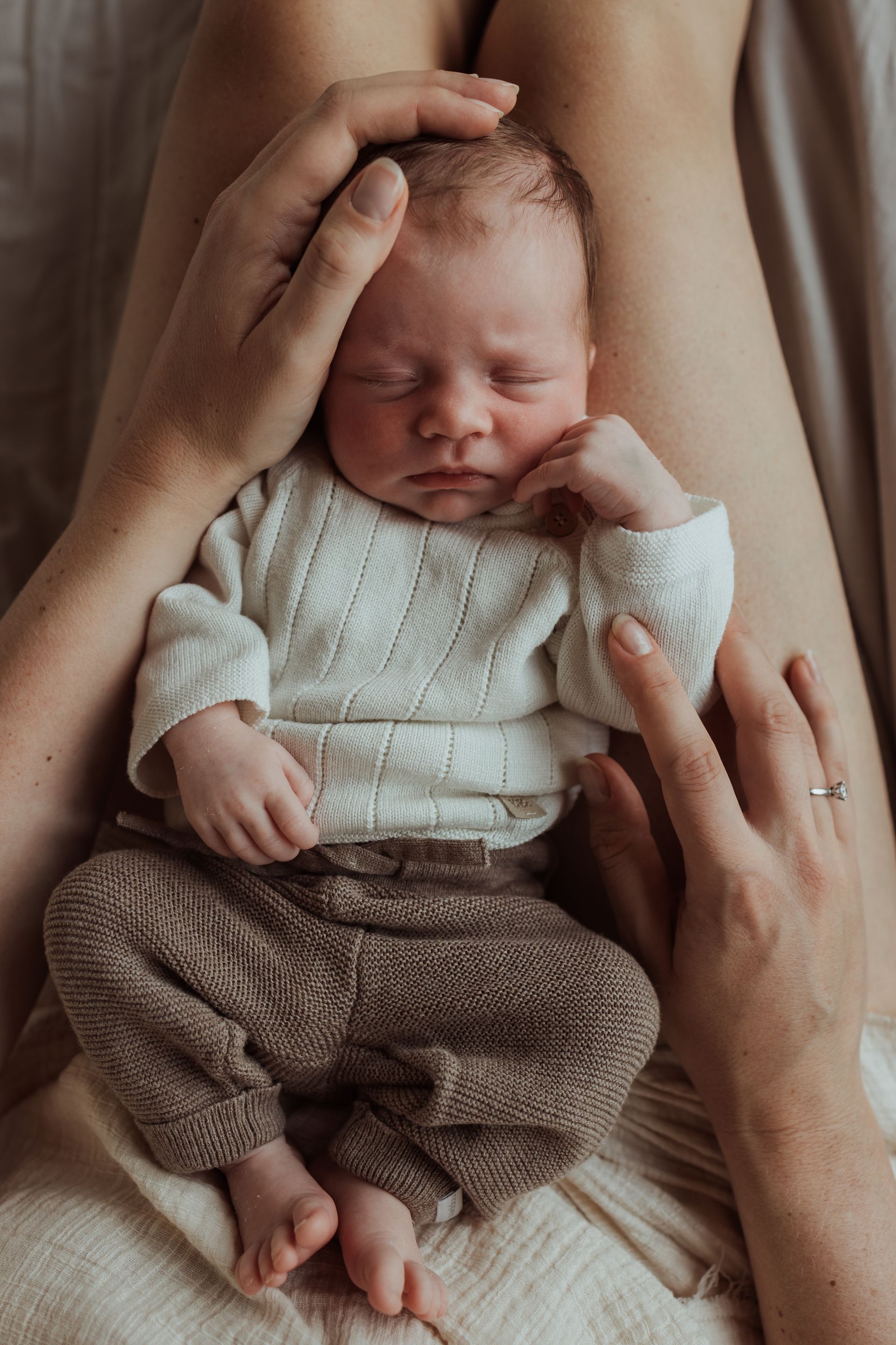 Een vrouw houdt een pasgeboren baby in haar armen.