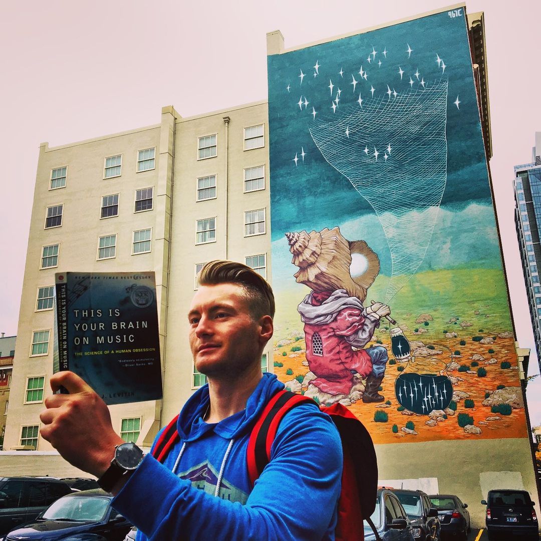 Xander Clemens in Portland, Oregon reading the book This is Your Brain on Music y Neuroscientist and Musician/Producer Daniel Levitin