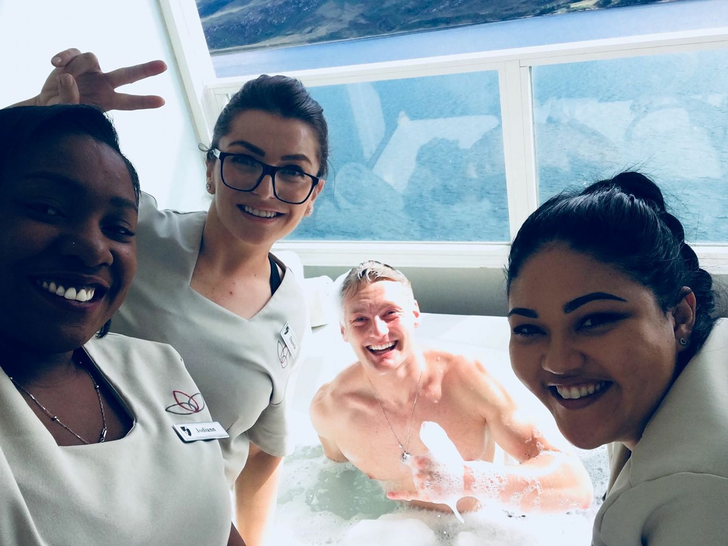 Xander Clemens with Michelle Samuels, Jodi Gooddaz Fi Dem, Daniela Dume in the jacuzzi in the spa of the Seabourn Quest.