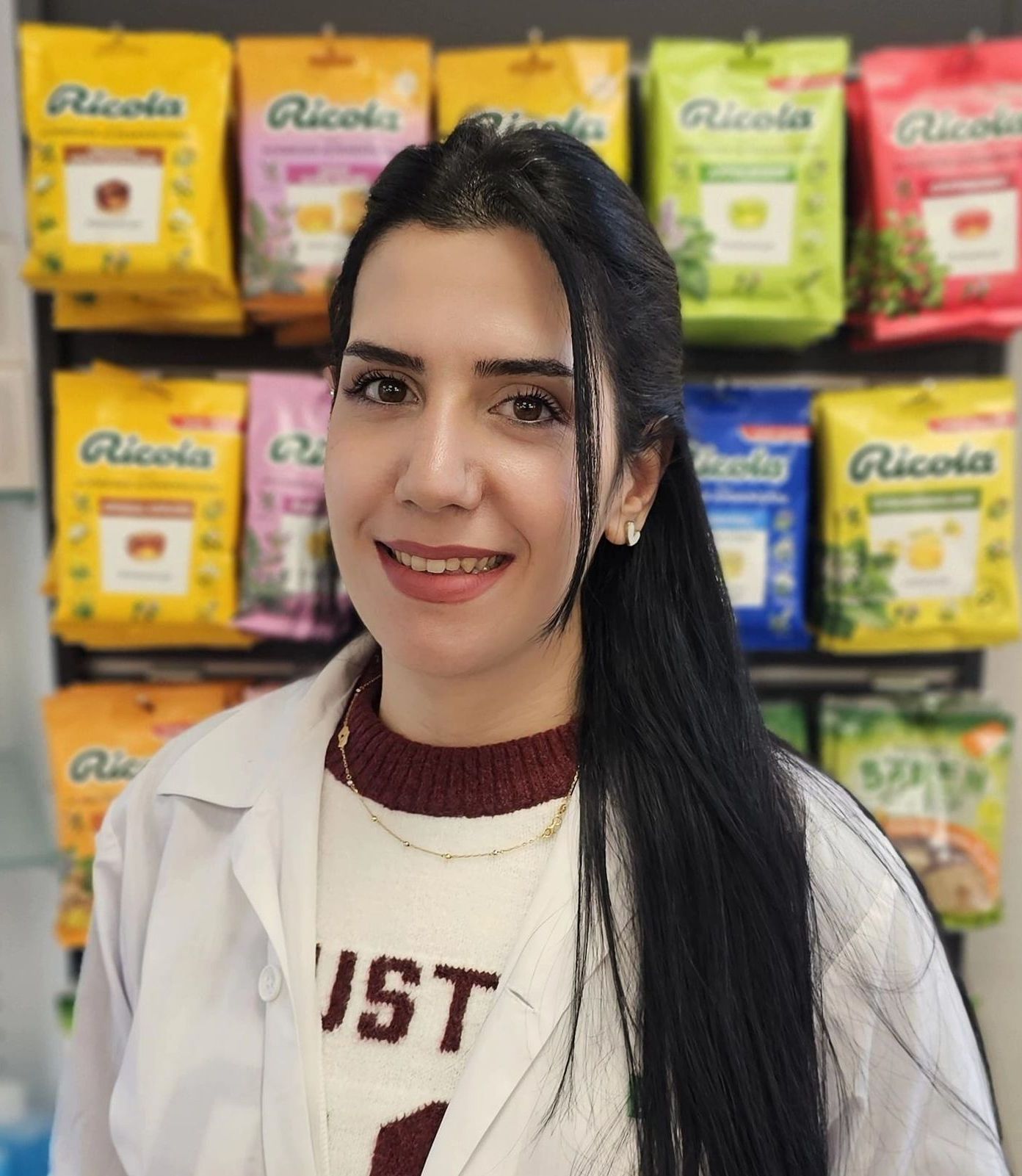 Eine Frau, die ein T-Shirt mit der Aufschrift „ist“ trägt