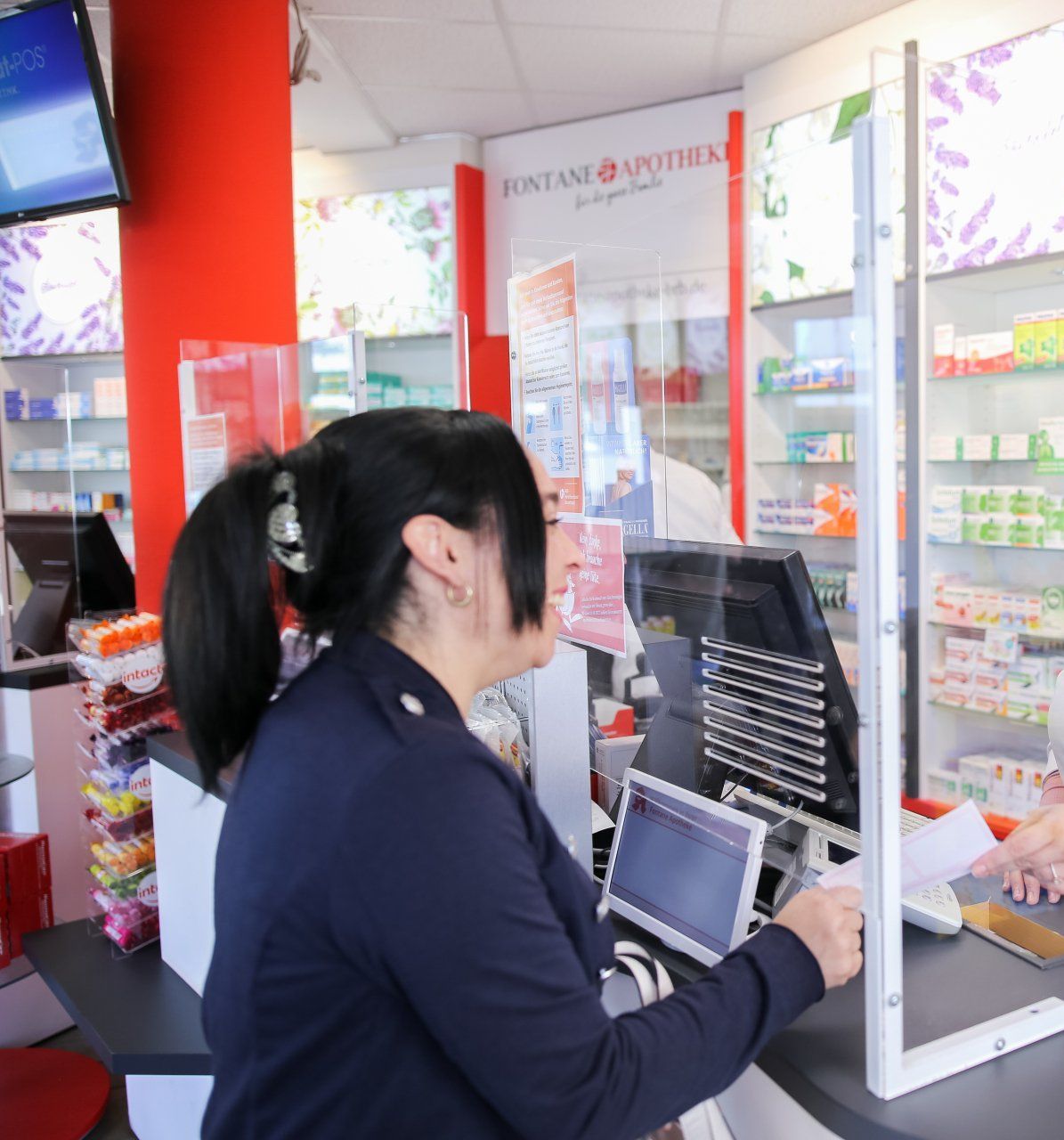 Eine Frau benutzt einen Computer in einer Apotheke