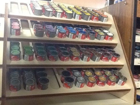 Barattoli di vernici colorate