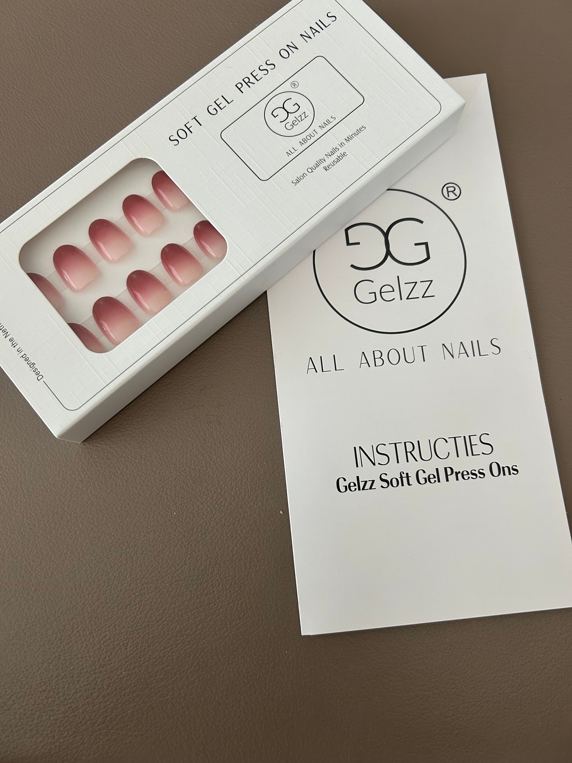 Gelzz soft gel press on nails kleur On Grace Blush (49) donker roze nude tint