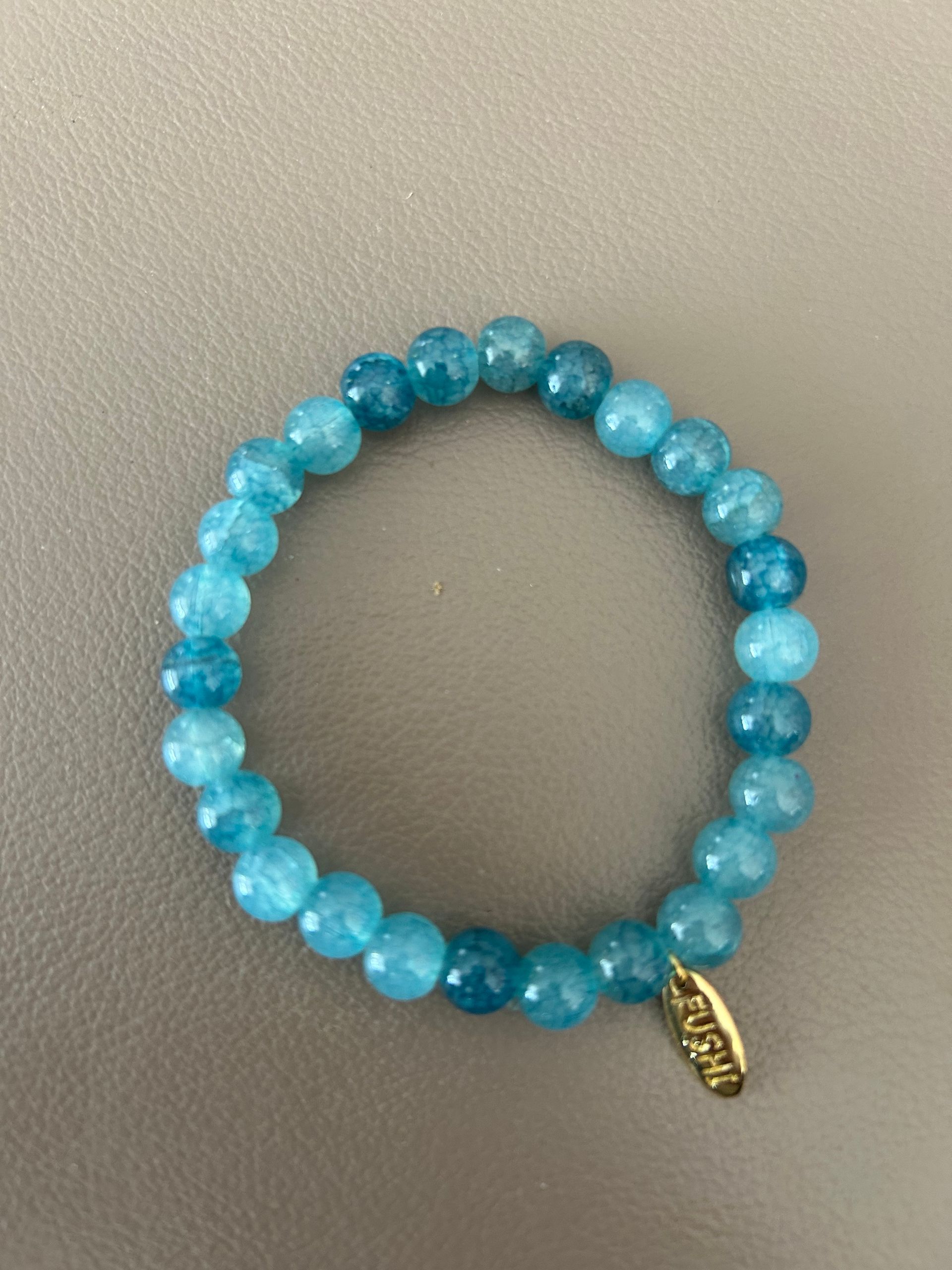 Armband glaskralen crackle turquoise / blauw 8mm