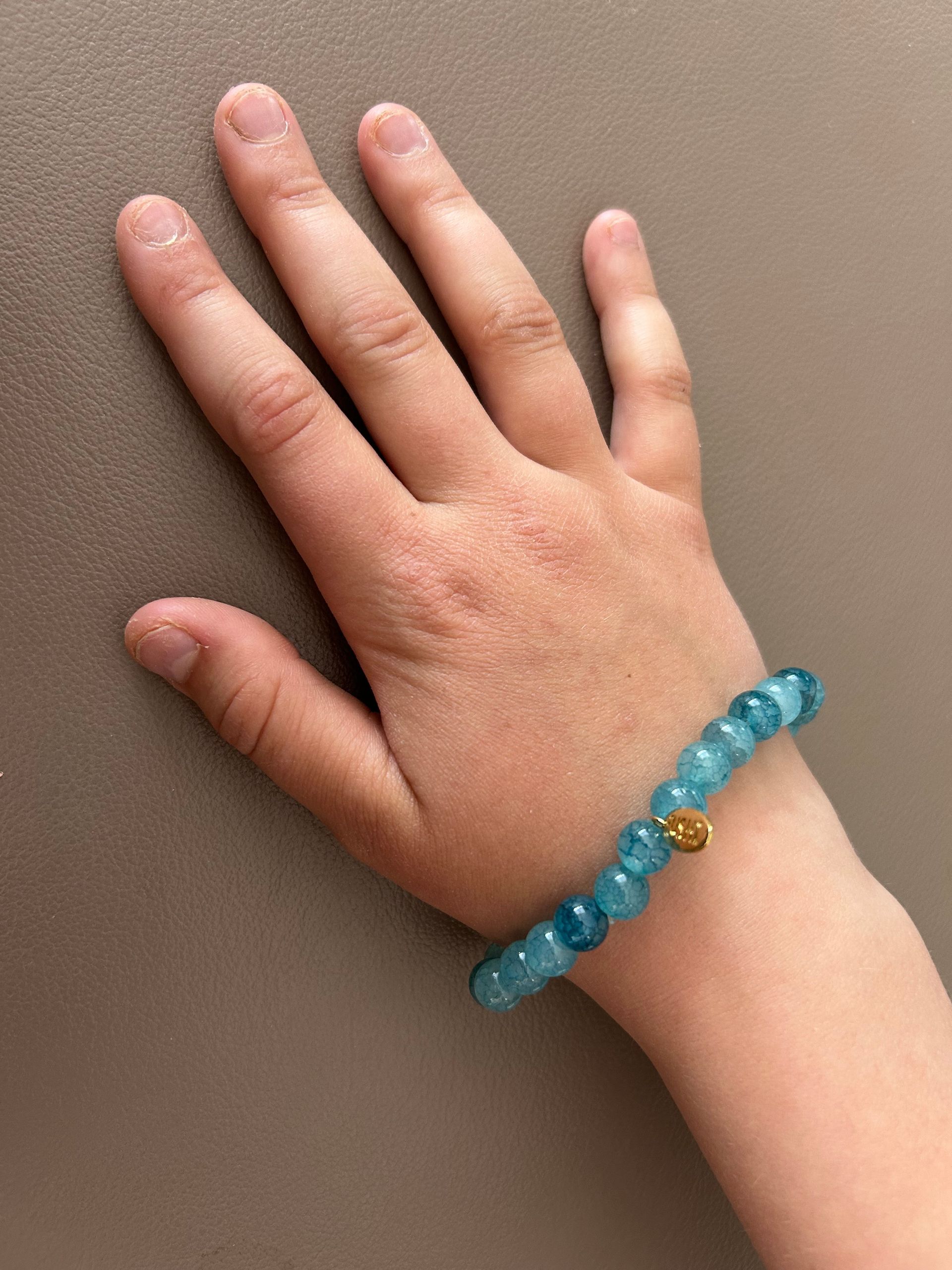 Armband glaskralen crackle turquoise / blauw 8mm
