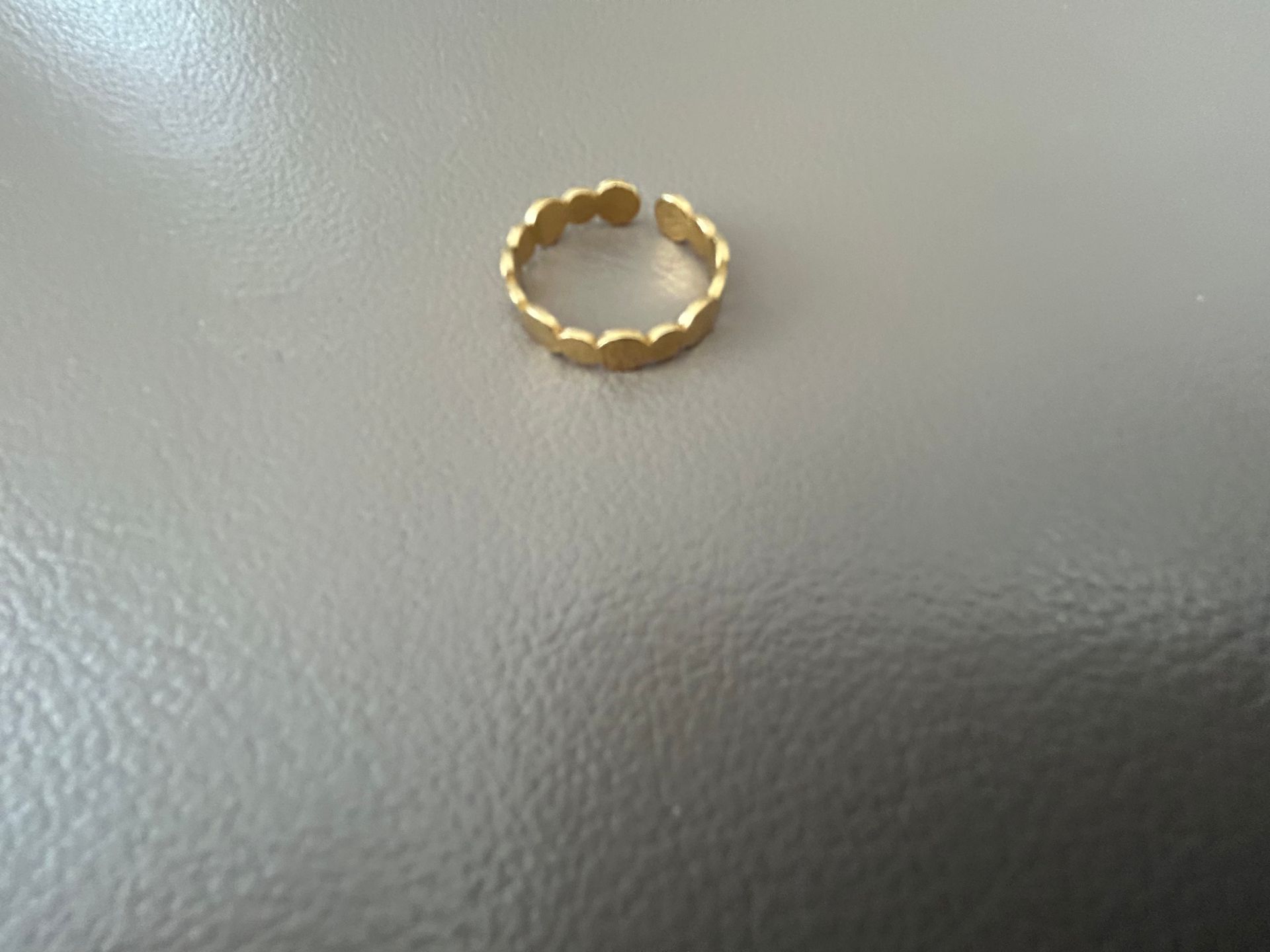 Wauw goud ringetje met massieve kleine ronde bolletjes, verstelbaar
