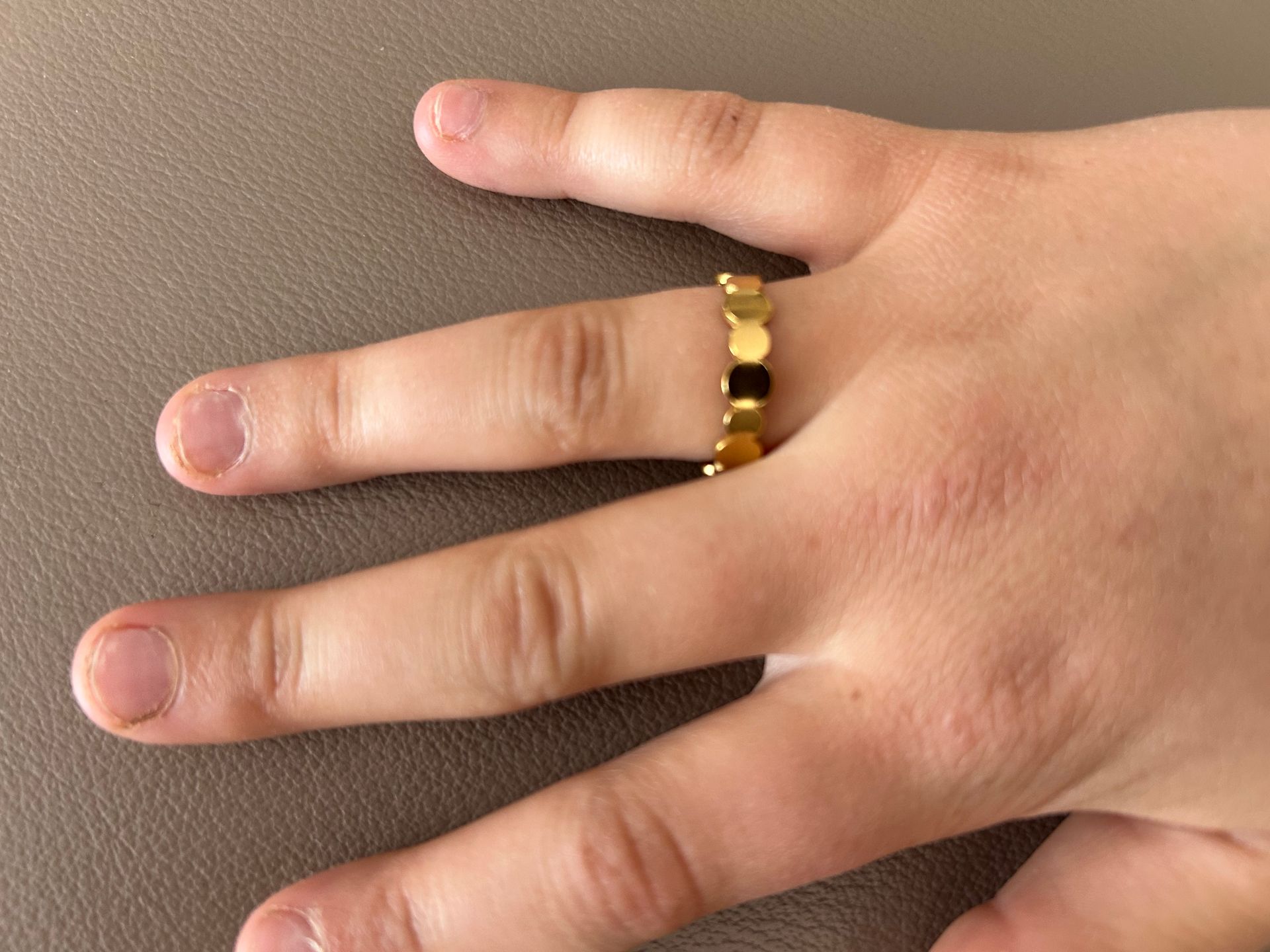 Wauw goud ringetje met massieve kleine ronde bolletjes, verstelbaar