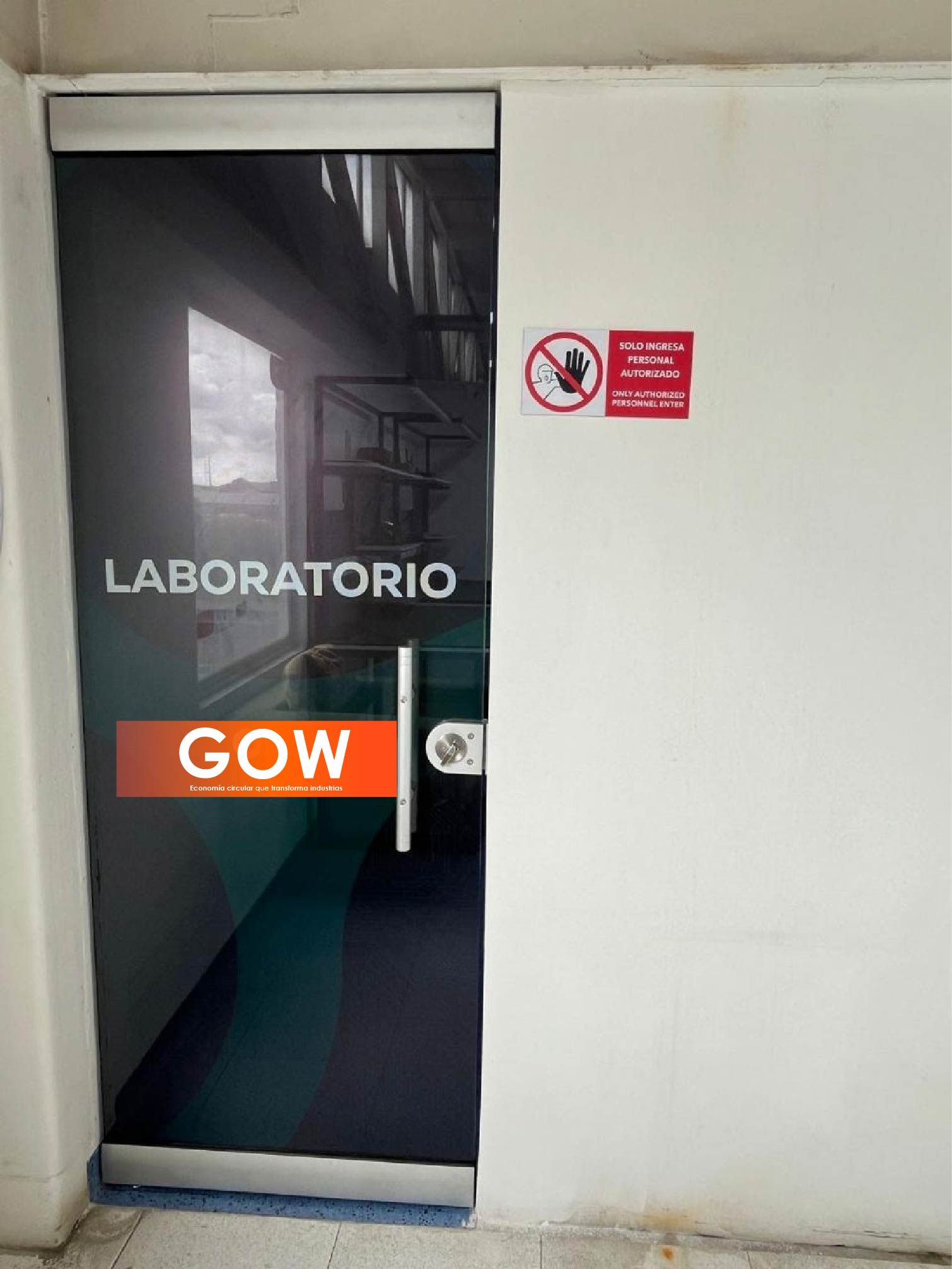 Puerta de cristal con la inscripción 