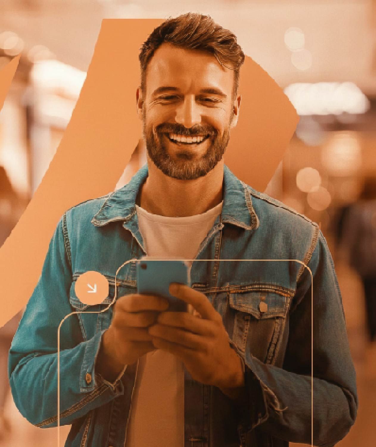 Persona sonriente con chaqueta vaquera mirando un teléfono inteligente en un ambiente interior cálido y borroso.