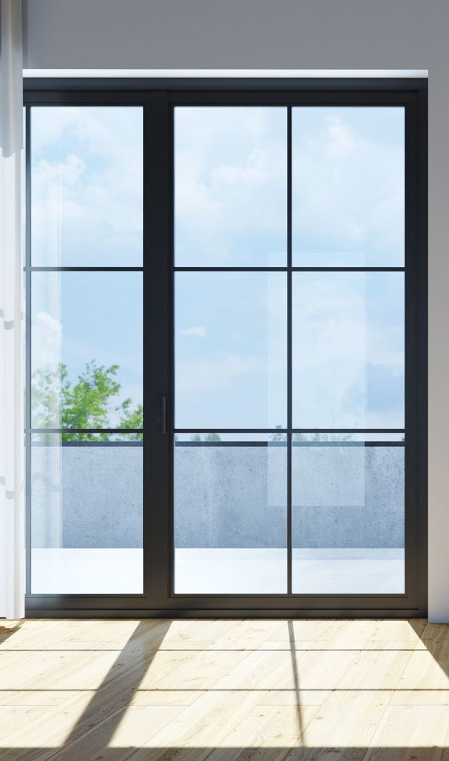 Une pièce vide avec une porte coulissante en verre menant à un balcon.