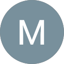 La lettre m est dans un cercle bleu sur fond blanc.